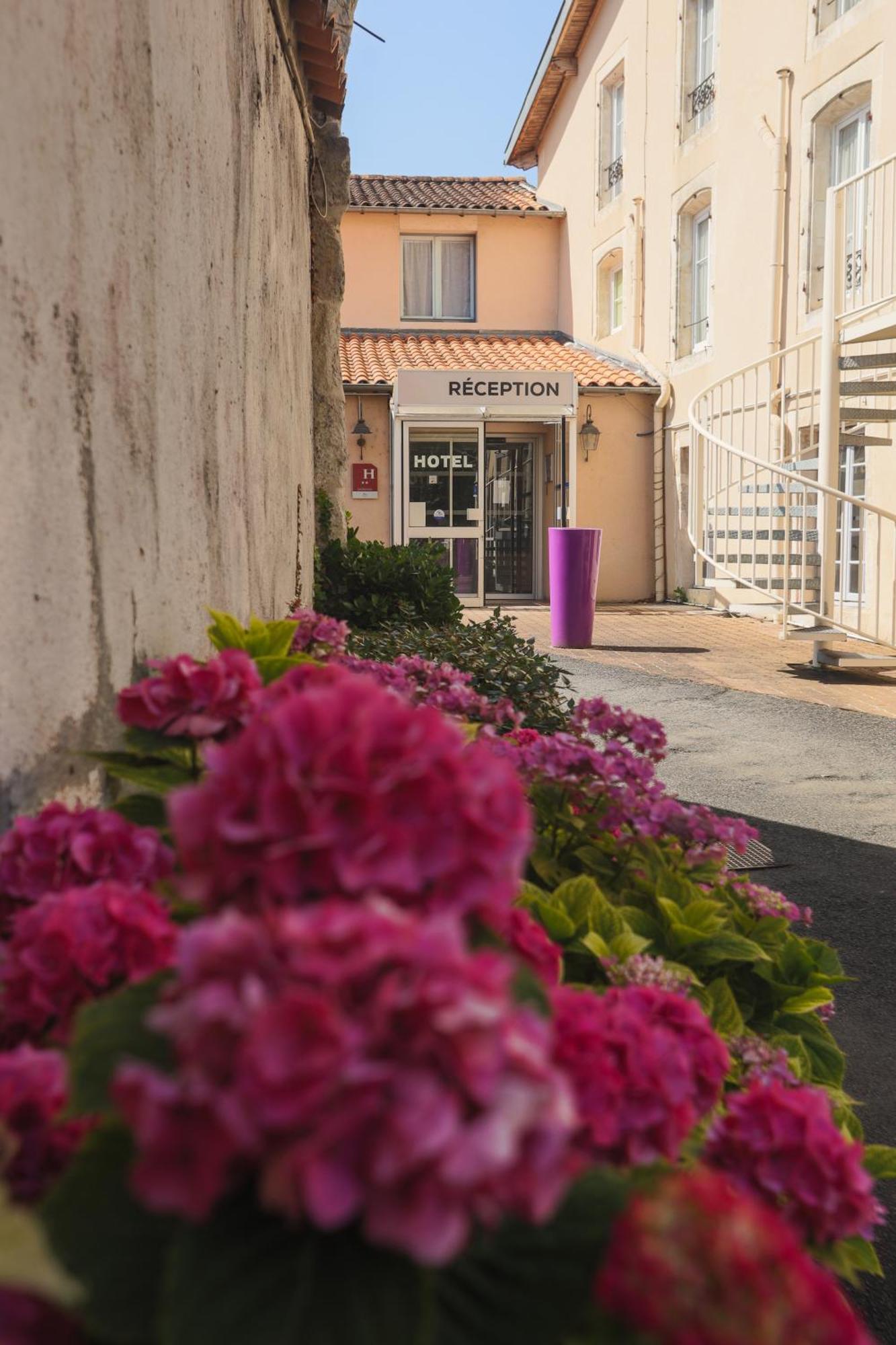 Hotel Le Cheval Blanc Saint-Maixent-l'Ecole Exterior photo