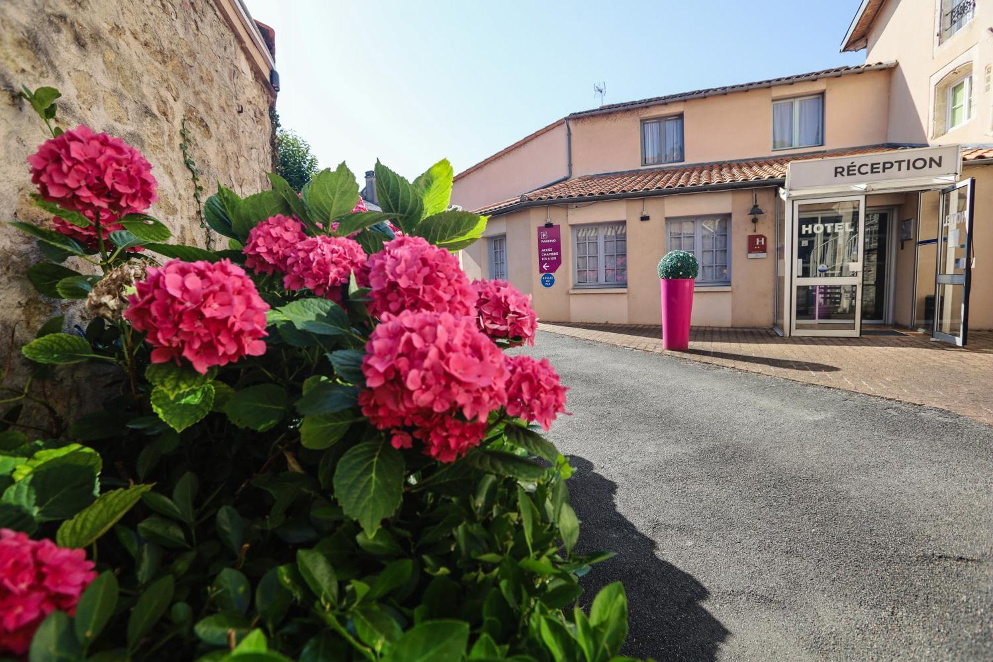 Hotel Le Cheval Blanc Saint-Maixent-l'Ecole Exterior photo