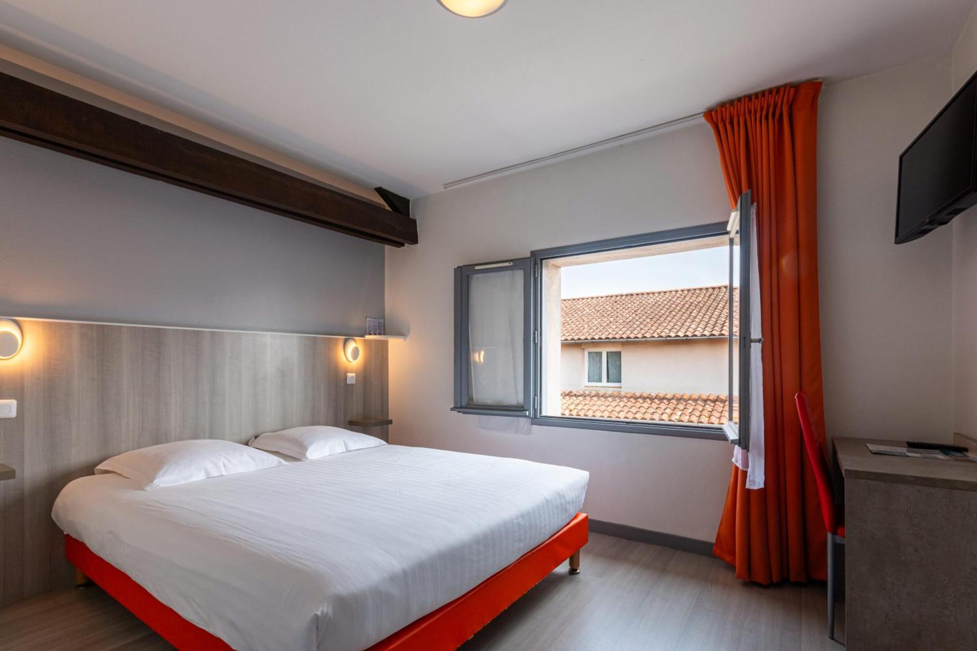 Hotel Le Cheval Blanc Saint-Maixent-l'Ecole Exterior photo