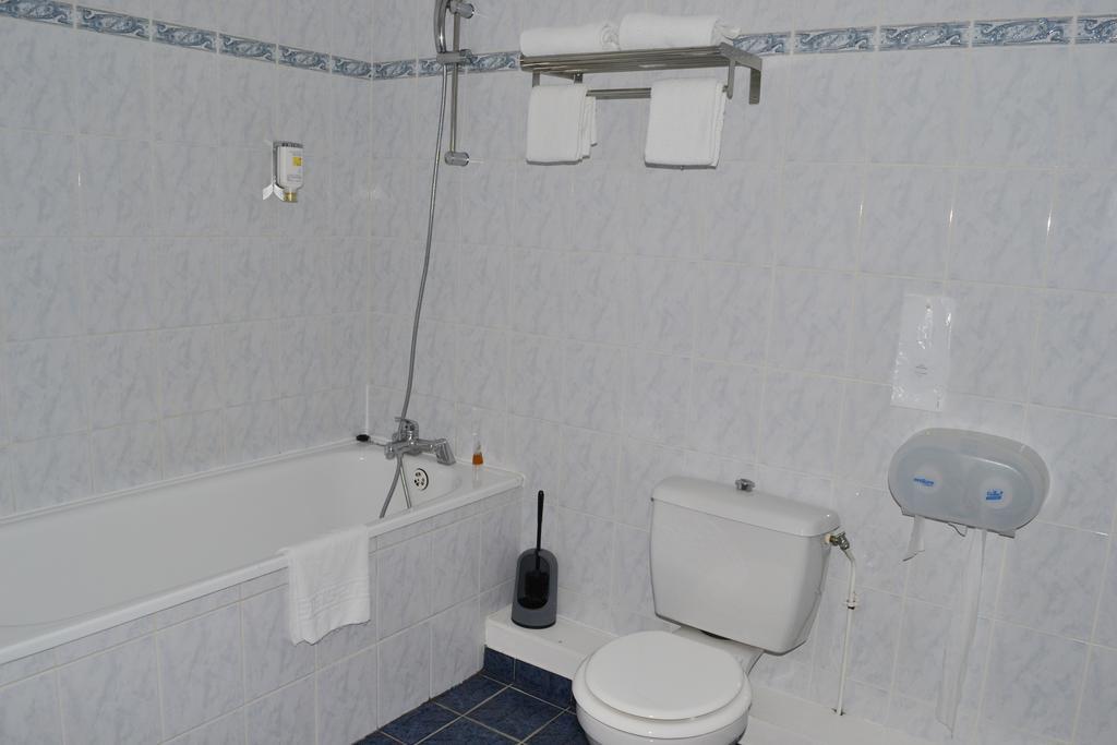 Hotel Le Cheval Blanc Saint-Maixent-l'Ecole Room photo