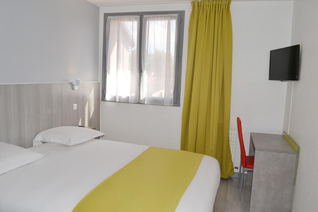 Hotel Le Cheval Blanc Saint-Maixent-l'Ecole Room photo